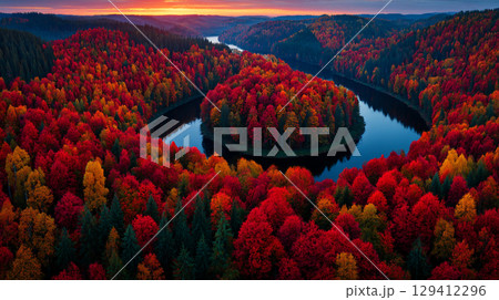 秋の紅葉と美しい川の風景 129412296