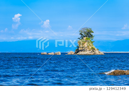 富山湾　夏の雨晴海岸 129412349
