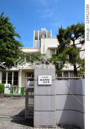 ノートルダム清心女子大学の正門 129412389