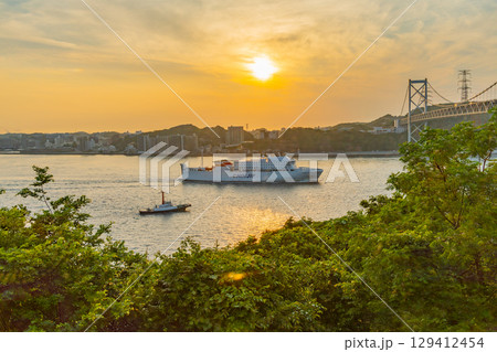 【福岡県】めかりPAから見る関門海峡・関門橋・行き交う船 夕景 【福岡県】めかりPAから見る関門海峡・関門橋・行き交う船 夕景 129412454