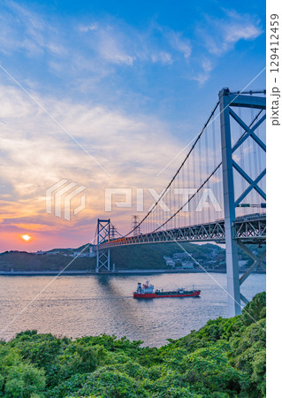 【福岡県】めかりPAから見る関門海峡・関門橋・行き交う船　夕景 129412459