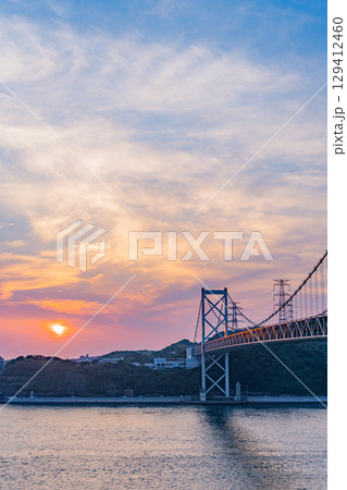 【福岡県】めかりPAから見る関門海峡・関門橋・行き交う船 夕景 【福岡県】めかりPAから見る関門海峡・関門橋・行き交う船 夕景 129412460