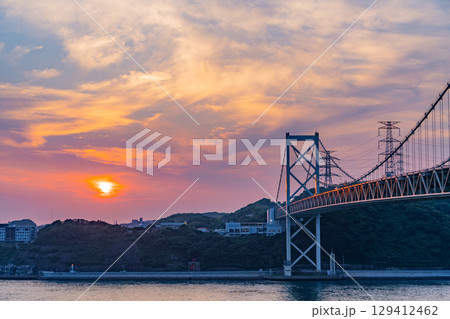 【福岡県】めかりPAから見る関門海峡・関門橋・行き交う船　夕景 129412462