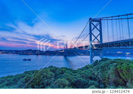【福岡県】めかりPAから見る関門海峡・関門橋・行き交う船 夕景 【福岡県】めかりPAから見る関門海峡・関門橋・行き交う船 夕景 129412474