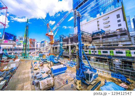 日本の東京都市景観8月8日。クローラークレーンやパイルドライバーなどの巨大重機がズラリ…新章へ＝渋谷 129412547