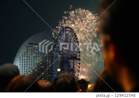 花火を見る人々 129412548