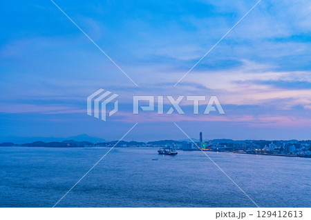 【福岡県】めかりPAから見る関門海峡・行き交う船　夕景 129412613