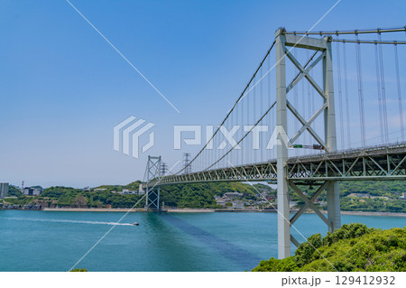 【福岡県】めかりPAから見る、晴天下の関門海峡・関門橋・行き交う船 【福岡県】めかりPAから見る、晴天下の関門海峡・関門橋・行き交う船 129412932