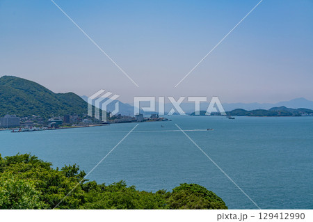 【福岡県】めかりPAから見る晴天下の関門海峡・行き交う船 【福岡県】めかりPAから見る晴天下の関門海峡・行き交う船 129412990
