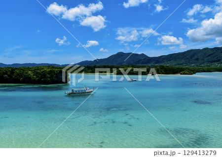 川平湾に浮かぶ船 129413279
