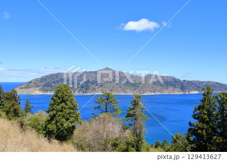 宮城県・石巻市・御番所公園から眺める金華山 宮城県・石巻市・御番所公園から眺める金華山 129413627