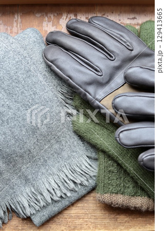メンズ用のウールマフラーとレザーとウールの手袋 129413665