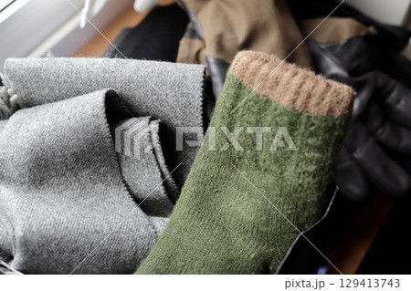紙袋に入れたウールのマフラーと手袋 クリーニングに出す衣類 紙袋に入れたウールのマフラーと手袋 クリーニングに出す衣類 129413743