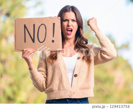 No!と書かれたプラカードを掲げて叫んでいる女性 129413758