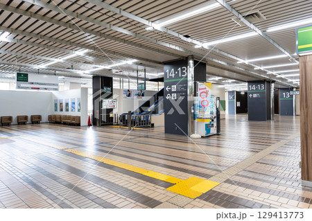 JR越後湯沢駅　新幹線ホームへ続く通路　新潟県南魚沼郡湯沢町 129413773