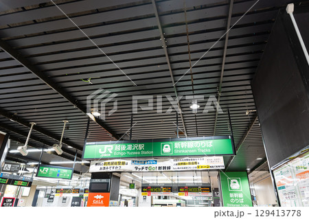 JR越後湯沢駅の新幹線改札を通ってホームへ 新潟県南魚沼郡湯沢町 JR越後湯沢駅の新幹線改札を通ってホームへ 新潟県南魚沼郡湯沢町 129413778