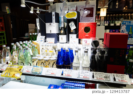 JR越後湯沢駅 CoCoLo湯沢のお酒売り場 新潟県南魚沼郡湯沢町 JR越後湯沢駅 CoCoLo湯沢のお酒売り場 新潟県南魚沼郡湯沢町 129413787