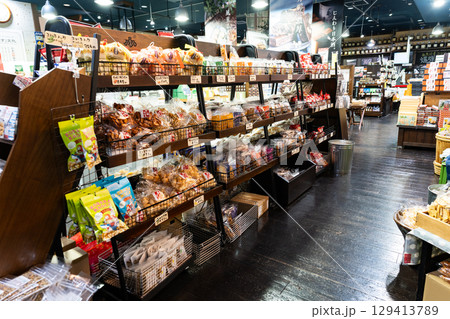 JR越後湯沢駅 CoCoLo湯沢の売場 新潟県南魚沼郡湯沢町 JR越後湯沢駅 CoCoLo湯沢の売場 新潟県南魚沼郡湯沢町 129413789