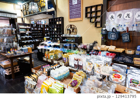 JR越後湯沢駅　CoCoLo湯沢　ガラス細工を買う　新潟県南魚沼郡湯沢町 129413795