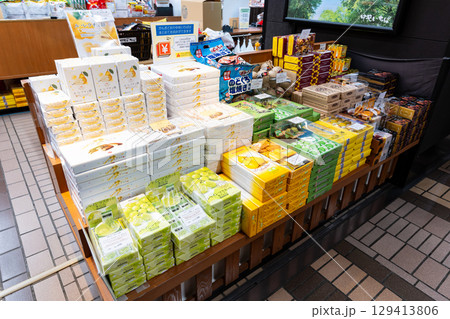 JR越後湯沢駅 がんぎどおりでル・レクチェ餅を買う 新潟県南魚沼郡湯沢町 JR越後湯沢駅 がんぎどおりでル・レクチェ餅を買う 新潟県南魚沼郡湯沢町 129413806