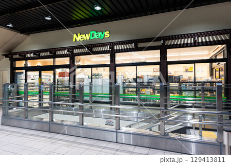 JR越後湯沢駅　NewDaysミニ 越後湯沢1号でショッピング　新潟県南魚沼郡湯沢町 129413811