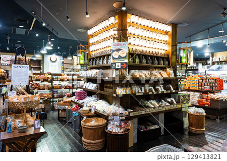 JR越後湯沢駅 CoCoLo湯沢 ぽんしゅ館 提灯タワーのあるお土産屋 新潟県南魚沼郡湯沢町 JR越後湯沢駅 CoCoLo湯沢 ぽんしゅ館 提灯タワーのあるお土産屋 新潟県南魚沼郡湯沢町 129413821