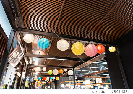 JR越後湯沢駅　がんぎどおり・CoCoLo湯沢の通路　提灯を眺める　新潟県南魚沼郡湯沢町 129413829
