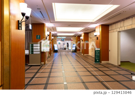 ナスパニューオータニ　ロビー前の通路　新潟県南魚沼郡湯沢町 129413846