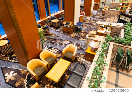 ナスパニューオータニ　パティスリーSATSUKI ガーデンラウンジへ下りる　新潟県南魚沼郡湯沢町 129413900