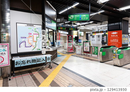 JR越後湯沢駅　上越線とほくほく線の改札口　新潟県南魚沼郡湯沢町 129413930