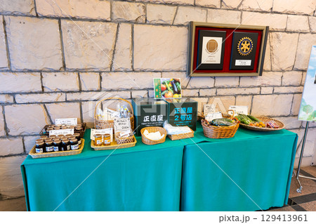 ナスパニューオータニ 入口にある食品売り場 新潟県南魚沼郡湯沢町 ナスパニューオータニ 入口にある食品売り場 新潟県南魚沼郡湯沢町 129413961