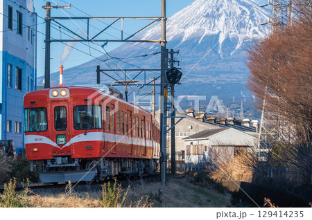 富士山をバックに走る岳南電車 富士山をバックに走る岳南電車 129414235
