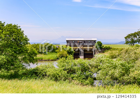 旧岩保木水門(きゅういわぼっきすいもん)と青空、7月の北海道釧路湿原の風景 129414335