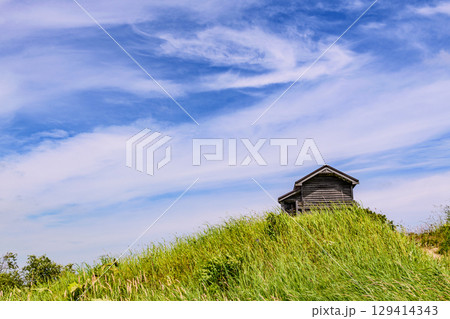 旧岩保木水門(きゅういわぼっきすいもん)と青空、7月の北海道釧路湿原の風景 129414343