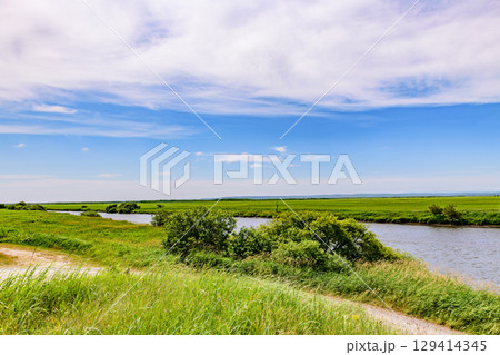 旧岩保木水門(きゅういわぼっきすいもん)と青空、7月の北海道釧路湿原の風景 旧岩保木水門(きゅういわぼっきすいもん)と青空、7月の北海道釧路湿原の風景 129414345