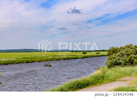 旧岩保木水門(きゅういわぼっきすいもん)と青空、7月の北海道釧路湿原の風景 129414346