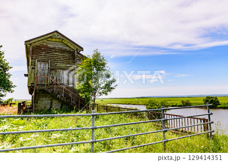 旧岩保木水門(きゅういわぼっきすいもん)と青空、7月の北海道釧路湿原の風景 旧岩保木水門(きゅういわぼっきすいもん)と青空、7月の北海道釧路湿原の風景 129414351