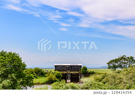 旧岩保木水門(きゅういわぼっきすいもん)と青空、7月の北海道釧路湿原の風景 129414354