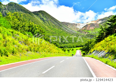 長者原周辺／指山～三俣山方面を望む(大分県九重町)【2025.7】 129414423