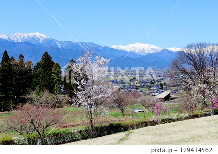 4月の北アルプス展望美術館からの北アルプス 信州の山々 春の北アルプス 4月の北アルプス展望美術館からの北アルプス 信州の山々 春の北アルプス 129414562