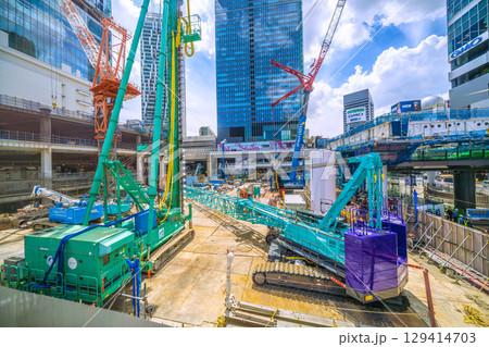 日本の東京都市景観8月8日。クローラークレーンやパイルドライバーなどの巨大重機がズラリ…新章へ=渋谷 日本の東京都市景観8月8日。クローラークレーンやパイルドライバーなどの巨大重機がズラリ…新章へ=渋谷 129414703