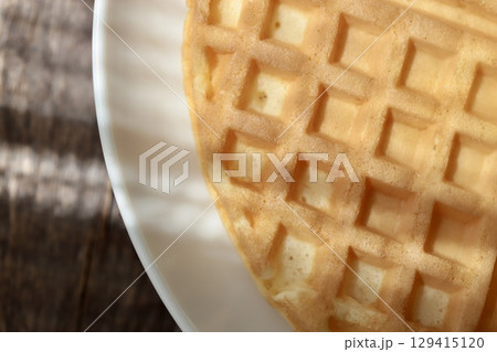 焼きたてサクサクのプレーンワッフル 129415120