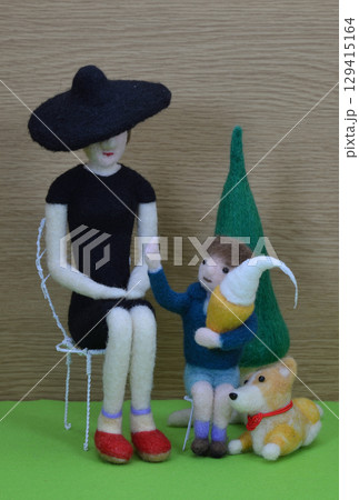 母親とソフトクリームを持った子供 母親とソフトクリームを持った子供 129415164