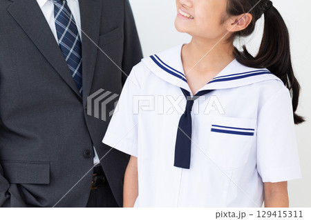 夏の学生服を着た中学生の女の子とスーツ姿のお父さん 129415311