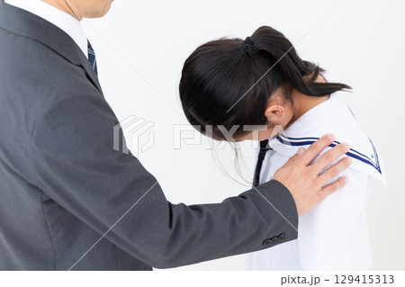 落ち込む中学生の娘を慰めるお父さん 落ち込む中学生の娘を慰めるお父さん 129415313