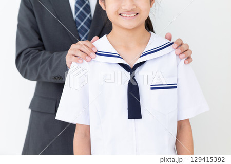 夏の学生服を着た中学生の女の子とスーツ姿のお父さん 夏の学生服を着た中学生の女の子とスーツ姿のお父さん 129415392