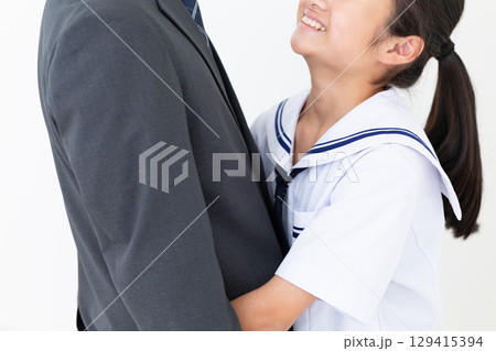 お父さんに抱きつく夏の学生服を着た中学生の女の子 お父さんに抱きつく夏の学生服を着た中学生の女の子 129415394
