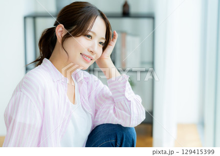 部屋でリラックスする女性 部屋でリラックスする女性 129415399