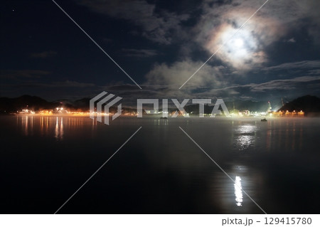 夜の海に浮かぶ月光 129415780