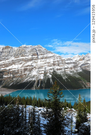 北米カナダのバンフ国立公園の美しい湖、ペイト湖 129415956